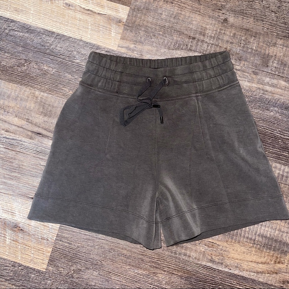 Soft ambitions high-rise shorts Lululemon 4”